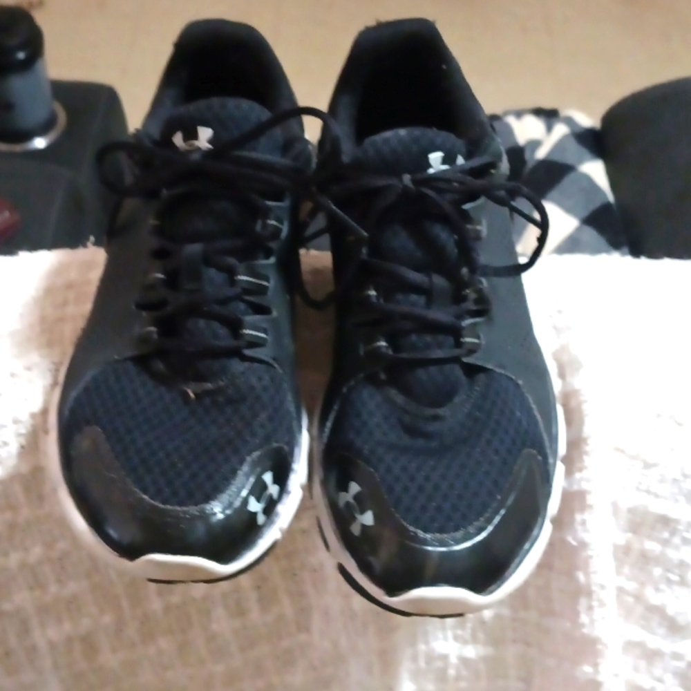 Tennis shoes